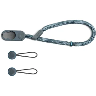 Peak Design Cuff Rope rokas siksna oceāna krāsā ar platu virvi, pelēku stiprinājumu un diviem atsaucamiem ātrās atbrīvošanas savienotājiem.