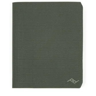Peak Design Passport Wallet sāga krāsa, slēgts priekšējais skats, teksturēts audums, mazs logotips apakšējā labajā stūrī