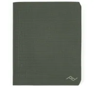 Peak Design Passport Wallet в сагевом цвете, закрытый вид спереди, текстурированная ткань, маленький логотип в нижнем правом углуPeak Design Passport Wallet в сагевом цвете, закрытый вид спереди, текстурированная ткань, маленький логотип в нижнем правом углу