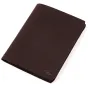 Peak Design Passport Wallet eclipse, tumši brūns TerraShell materiāls, aizvērtā priekšējā puse ar mazo sarkano logo, ultra plāns ceļojumu maks, lai pārvadātu pasē un kartes.
