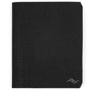 Peak Design melnais Passport Wallet ar teksturētu audumu, plānu dizainu, RFID aizsardzību, magnētisko aizdari, ietver 2 pasportus un 8 kartes, kompakts ceļojumu aksesuārs.