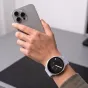 Tech‑Protect periwinkle izgatavots no neilona siksna Samsung Galaxy Watch 40/44/46mm, regulējama un elpojoša, uz rokas, turot viedtālruni.