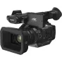 Melnais Panasonic HC‑X1 profesionālais kamežs ar Leica Dicomar 20× optiskā zooma objektīvu, 3,5 collu rotējamu skārienekrānu un sānu vadības paneli.