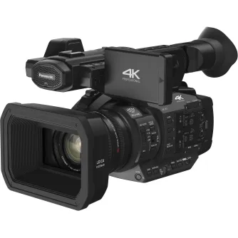 Melnais Panasonic HC‑X1 profesionālais kamežs ar Leica Dicomar 20× optiskā zooma objektīvu, 3,5 collu rotējamu skārienekrānu un sānu vadības paneli.
