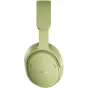 Bose QuietComfort 2. paaudzes bezvadu austiņas eucalyptus zaļā krāsā, augšupatā skats, kas parāda gludo galvas joslu un austiņu kupolu ar Bose logotipu