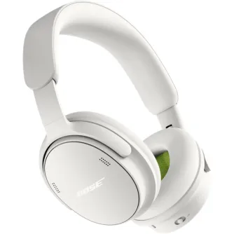 Bose QuietComfort 2. paaudzes balti bezvadu austiņas ar zaļu ausu spilventiņu un Bose logotipu uz ausu kausiem.