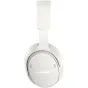 Baltas Bose QuietComfort 2. paaudzes over-ear bezvadu austiņas, priekšējais skats uz ausu kausu ar Bose logotipu un mīksto ausu spilventiņu.