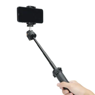 JJC TP ET1 удлиняемый селфи-палка с держателем для смартфона, 360° шаровая голова и регулируемая длина, удерживается в руке на белом фоне.