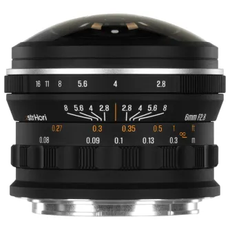 AstrHori 6mm f/2.8 pilna kadra virzienā fisheye objektīvs Nikon Z, priekšējais skats parāda matētu melnu kupolu, fokusa attāluma skalu metros un pēdās, apertūras gredzenu ar f/2.8 līdz f/16 atzīmēm un metāla stiprinājumu.