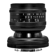 Объектив AstrHori MF 50 mm f/1.4 для полнокадровых камер Sony E, вид спереди: черный металлический корпус, кольцо диафрагмы f/1.4‑f/16, кольцо наклона, шкала фокусного расстояния и 46 мм резьба, а также крышки спереди и сзади.Объектив AstrHori MF 50 mm f/1.4 для полнокадровых камер Sony E, вид спереди: черный металлический корпус, кольцо диафрагмы f/1.4‑f/16, кольцо наклона, шкала фокусного расстояния и 46 мм резьба, а также крышки спереди и сзади.