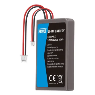 Newell LIP1522 rechargējams Li‑ion akumulators Sony PlayStation 4 DualShock 4 kontrolierim, 3,7 V 1000 mAh, ar sarkaniem, melniem un pelēkiem vadiem un baltiem savienotājiem, uz balta fona.