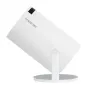 Baltā Magcubic HY300 Pro LED projektors ar melnu augšējo ventilāciju un sānu logotipu, uzstādīts uz apaļas pelēkas bāzes, parādot kompaktu dizainu un 1/4" vītni montāžai.