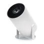 Magcubic HY300 Pro kompaktas LED projektors ar 8 000 lumenu spilgtumu, HD 720p izšķirtspēju, Android 11, uzstādīts uz baltas statīva ar melnu priekšējo režģi un objektīvu, baltā cilindriskā korpusā.