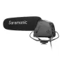 Микрофон Saramonic SR-VM4 с пенопластовой ветрозащитой, боковая панель с зеленым индикатором, кнопки регулировки громкости и высокопроходного фильтра, 3,5 мм TRS вход, смонтирован на металлическом креплении.