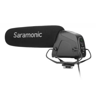 Микрофон Saramonic SR-VM4 с пенопластовой ветрозащитой, боковая панель с зеленым индикатором, кнопки регулировки громкости и высокопроходного фильтра, 3,5 мм TRS вход, смонтирован на металлическом креплении.