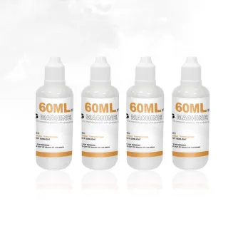 Четыре бутылки Lensgo Smoke Liquid по 60 мл, без запаха и без остатка, расположены рядом в чистой белой фотостудии для специальных эффектов в продуктовой съемке.
