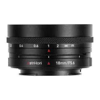 Объектив AstrHori 18mm f/5.6 APS-C сдвига, вид спереди с шкалой фокусного расстояния и красными треугольниками