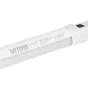 Близкий план LED-трубки MITOYA PIKE 50 RGB, показывающий её белое цилиндрическое тело, печатный ярлык с техническими характеристиками и встроенный рукоятку с регулировочным колесом и небольшим дисплеем, подчеркивающий портативны