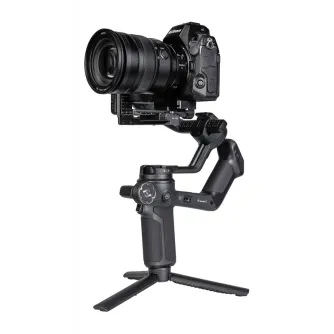 FeiyuTech Scorp 3 gimbalis ar Nikon DSLR kameru uzstādīts uz mini tripoda, demonstrējot pilnu komplektu