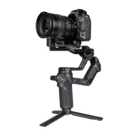 Gimbal FeiyuTech Scorp 3 с Nikon DSLR камерой, установленной на мини-триподе, демонстрирующий полный комплект аксессуаровGimbal FeiyuTech Scorp 3 с Nikon DSLR камерой, установленной на мини-триподе, демонстрирующий полный комплект аксессуаров
