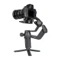 FeiyuTech Scorp 3 gimbalis ar uzstādītu DSLR kameru, karbonfiberu rokas pagarinājumu, atsisveitinu ergonomisku rokas, statīvu, LED gaismu un pārvadāšanas somu uz baltā fona