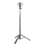 Neewer TS05 165 см полностью металлический туристический штатив с регулируемой высотой, универсальным держателем для смартфона и красным центральным рычагом, с установленным телефоном и готовым Bluetooth пультом.