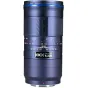 Laowa 180 mm f/4.5 1.5x Ultra Macro APO lenteleja Fujifilm X‑mount, redzama frontālais skats ar foksu attāluma un lūpniecības skāļiem, apertūras kāpēcnu un zili accentu līniju, izvirza tās tele‑makro funkcionalitātes un pilnvērt