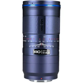 Laowa 180 mm f/4.5 1.5x Ultra Macro APO lenteleja Fujifilm X‑mount, redzama frontālais skats ar foksu attāluma un lūpniecības skāļiem, apertūras kāpēcnu un zili accentu līniju, izvirza tās tele‑makro funkcionalitātes un pilnvērt