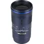 Laowa 180 mm f/4.5 1.5x Ultra Macro APO lenteleja Fujifilm X‑mount, ar zili accentuālā līniju, izdetalēts fokācijas attāluma skala un apertūras līnija, fronta objektīva kapšņa pievienots, izskatot tele‑makro dizainu un augstākā 
