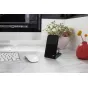 Peak Design Mobile Wireless Charging Stand Qi2 uz melnu marmu laukā, black adjustāblā alūmīna standa ar magnetu iekrāšanu, pie datoru un mūsu, parspējot Qi2 ātriņu ķēdešanu.