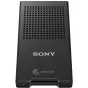 Sony CFexpress Type‑B/XQD USB 3.1 Gen 2 kartu readeris, kompaktts un arbūtu noķērēts, redzams frontālīgi ar ventilācijas grābi, Sony logo un iekļautos USB‑C līdz USB‑C un USB‑C līdz USB‑A kabeliem.