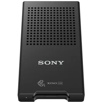Кард ридер Sony для CFexpress Type‑B и XQD, компактный, bus‑питаемый, с передней панелью, логотипом Sony и включенными USB‑C‑to‑USB‑C и USB‑C‑to‑USB‑A кабелями.