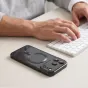 Tech‑Protect черный MagFlex‑кейс для iPhone 17/18 Pro с прозрачной задней панелью и магнитным кольцом, лежит на столе рядом с белой клавиатурой, пока человек печатает