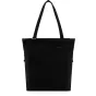 Peak Design City Tote 15L melna šķēpa ar modernu siluete, garām lodes, zelta D‑riņķi un frontālais branda zīmogs, izskatot minimalismu un weather‑resistant izskatu.