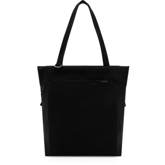 Peak Design City Tote 15L melna šķēpa ar modernu siluete, garām lodes, zelta D‑riņķi un frontālais branda zīmogs, izskatot minimalismu un weather‑resistant izskatu.