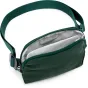 Peak Design City Sling 2L zaļš sling bag ar iespētu regulētu joslni, atvērtu zipperu, kas atskatās baltā ieteka, glīdīta dalītājs un magnetiskā pēdējā kapse, izgatavots no reģenerētā MonoShell materiāla.
