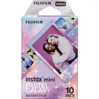 Fujifilm Instax Mini 10-līnijas pastel galaktikas instanta filmas krāsas papīra zīmogs ar lielu daļstūra attēlu divām smīļīgas sieņas, pastelā krāsu fonā ar zvaigžņu, brandu logotipu un mazos piemēram attēļiem.