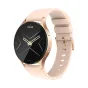 Zelta COLMi i28 Ultra smartwatch ar zilāku silikonu strapu, daurīgu melnu AMOLED ekrānu ar analogu pulkstenu, zelta atslēgu un pēdējo poga, parādīta uz koka krāsas baltajā laukā.