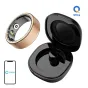 Zelta Colmi R03 smart ring izmērs 11 (20,3 mm) uzskatāmas pie melnu pienošanas kājām ar atvērtu kapu un zaļu LED, un smartfonā parādīts COLMi logo, izrādot pilnīgu komplekstu.