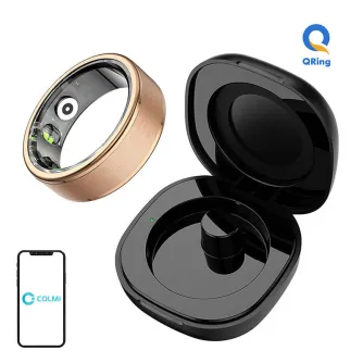 Zelta Colmi R03 smart ring izmērs 11 (20,3 mm) uzskatāmas pie melnu pienošanas kājām ar atvērtu kapu un zaļu LED, un smartfonā parādīts COLMi logo, izrādot pilnīgu komplekstu.