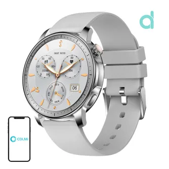 Colmi V65 zili smartwatch ar silikonu joslai un sudrabu kovšybių, parādīts detalizēts analogais dials ar apakšgauges un mazos smartfonu ikonu ar COLMI logotipu, izvirzienot modernu dizainu un savietojumu iespējas.
