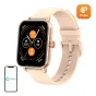 Zelta COLMi P81 smartwatch ar bezu silikonu strapu, 1,9‑inčes IPS ekrāna parādot soļus, pulzniecēm, kalorijām un datumu, pie tam smartfonu ikonu ar COLMi logo un zaļo Pubu logo
