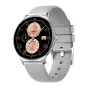 Sudrabs Colmi V89 smartwatch ar baltu silikona joslni, melnu dialu, rozkātas zelta apakšpultu skaliņus, romāņu rombām un datu laukā.