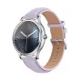 COLMI L28 smartwatch ar sudrabu atslēgu un saule purpura leātra jebā, 1,32‑palīdzeku AMOLED ekrānu ar radialu līniju, baltas rokas un pēdā pirkstu, parādīts uz melnu laukā.