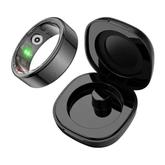 Melna COLMI R02 smarta bāka ir 10 (19,8 mm) izmērs, kas atspoguļots pie atvērtas melnas glossītas ūdenītas kases, kura labajā puses redzama ķīmējuma elementi ar zaļo LED norādījumiem un kases ieteka ar magnetiskā kontakti.