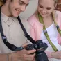 Leofoto L-CS-207 melna kameras slēve ar Quick-Attach Kugļu sistēmu uz kādam svītru, redzama ar SONY kameru un zaļu slēvi uz nūces, izskatoties komforts un 360° ķīmuma slēguma iespējas.