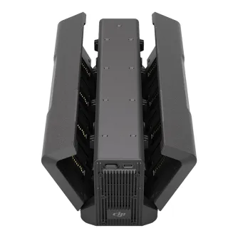 DJI Inspire 3 TB51 složīgi baterijas kausītājs ar 8 vietām, ātriem kausīšanu un 65 W USB‑C portei zaļējumiem DJI RC Plus, atvērtas uz baltu laukā