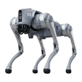 Unitree Go2 Air kvadrūpējais robotis ar cetri apvienotajiem kājiem, frontālais skats ar kameru un 02zīmju uz baltu laukā.