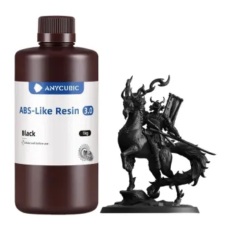ANYCUBIC ABS‑Like Resin 3.0 melna bokalis ar 1 kg eticheti, uz labi izskatājošo melnu 3D‑printu samuraja uz zirgu figūru, kas parādina augstām spēku, izdarīgo resinu zaļo LCD/DLP 3D printers