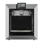 QiDi Plus 4 FDM 3D printer ar atvērtu frontālni, parādot 305×305×280 mm buvu skaiļu, iekrāpu komoru, 5‑inčes HD ekrānu un izvirza kompleksu, piemērota augstākās temperatūras materiāliem.